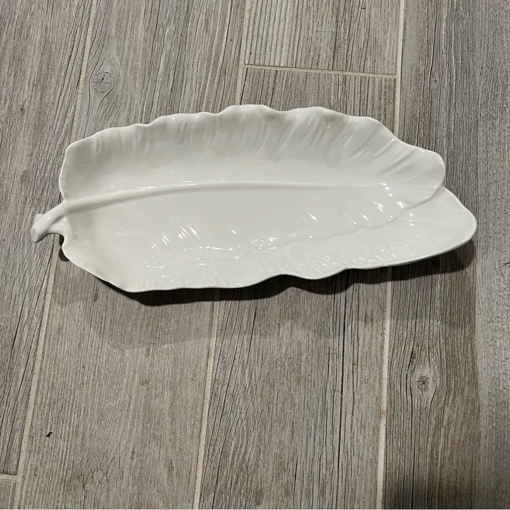 Decorative serving dish bowl is new
